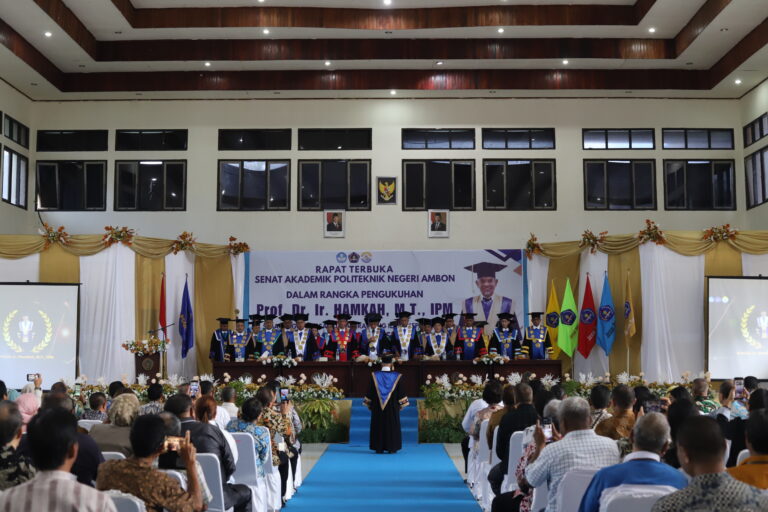 Direktur Mengukuhkan Profesor Hamkah Sebagai Guru Besar Polnam